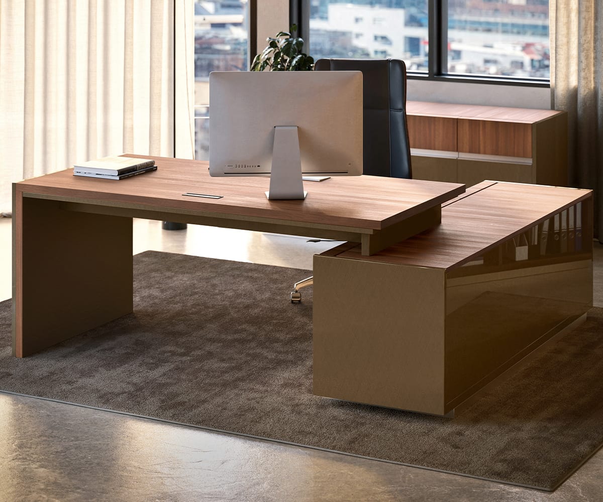 Aversera Executive Desk With Return
